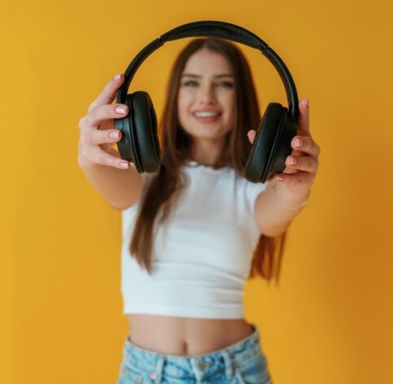 Chica escuchando Onda 8